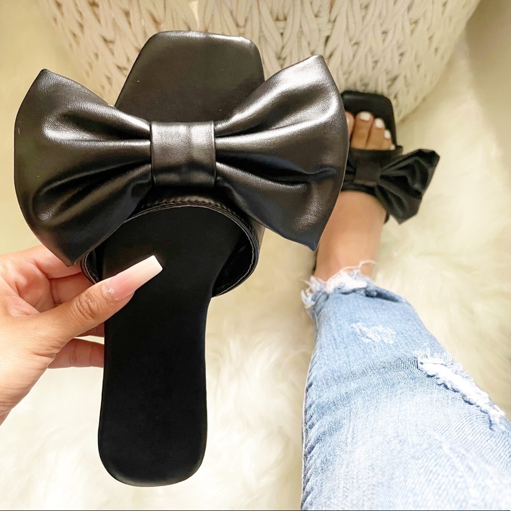 NEW Julie Sandal- in Black